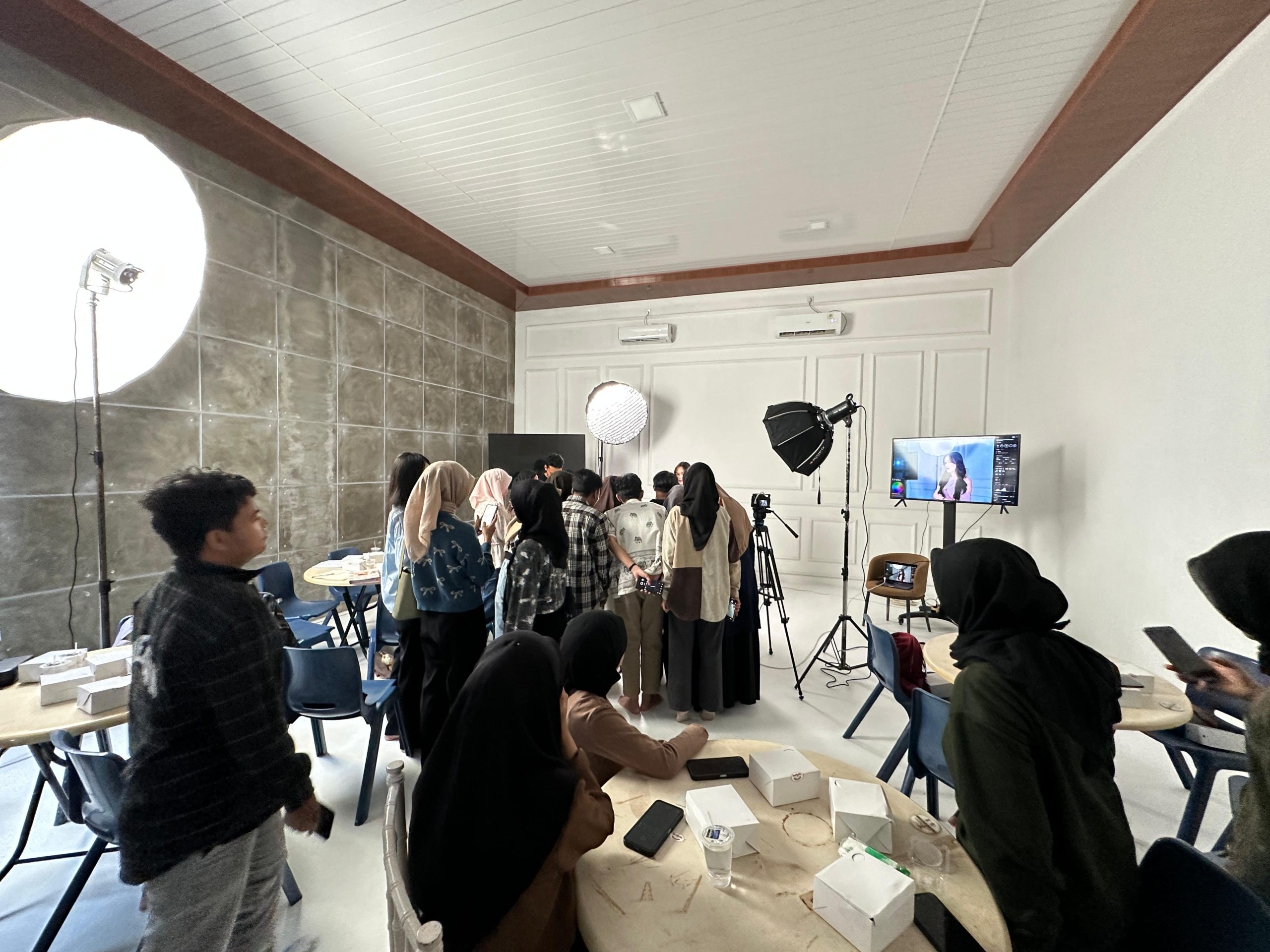 Read more about the article Belajar dari Ahlinya: UKMF Multimedia Ecsposure FEBM UMRAH Mengasah Keterampilan Photography dan Copywriting di Studio Melayu!