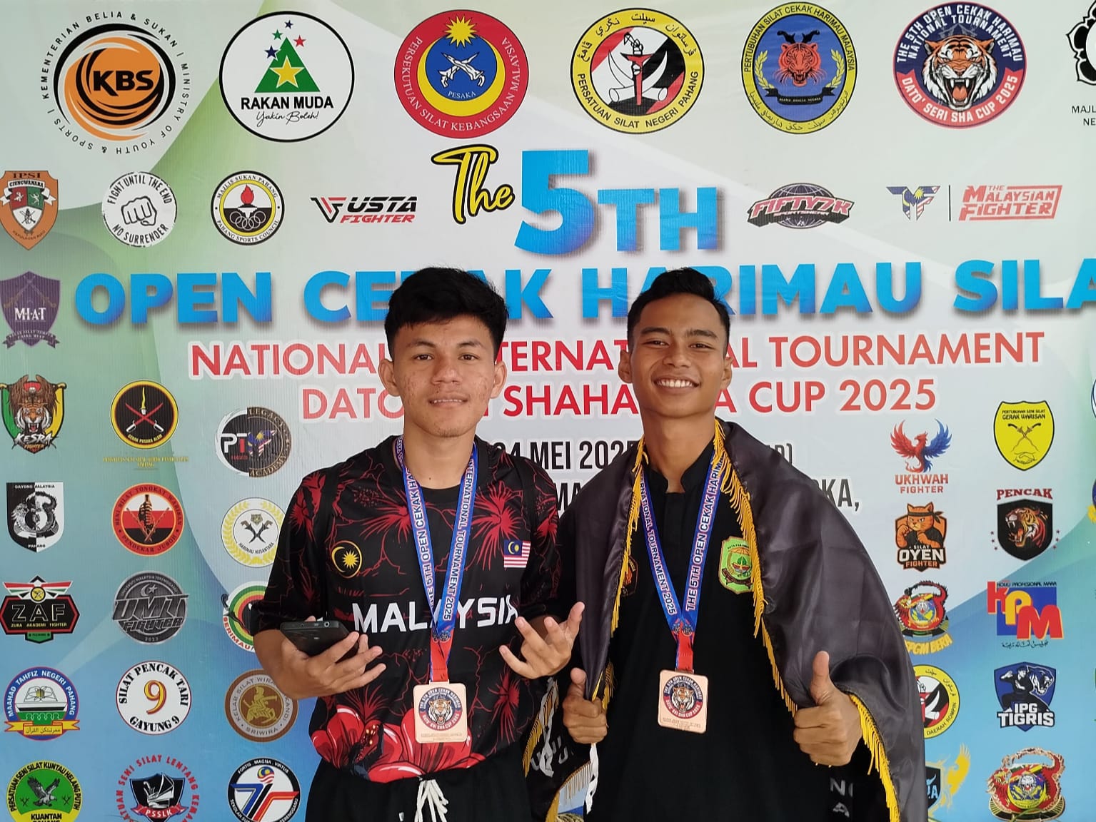 Read more about the article MAHASISWA FEBM UMRAH RULLY LESMANA DAN M. RIZKI FAJRI BERHASIL MERAIH PRESTASI  DI THE OPEN CEKAK HARIMAU NATIONAL INTERNATIONAL TOURNAMENT DATO’ SRI SHAHANIZA CUP 2025