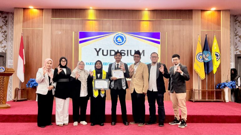 Fariz Putra Pratama dan Nadzifa Ummu Nur Syahidah Raih Predikat Wisudawan Terbaik FEBM Angkatan XXV