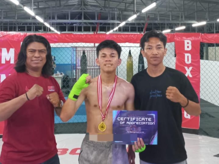 Mahasiswa Manajemen FEBM UMRAH Raih Medali Emas di Ajang Kick Boxing MMA Tanjungpinang